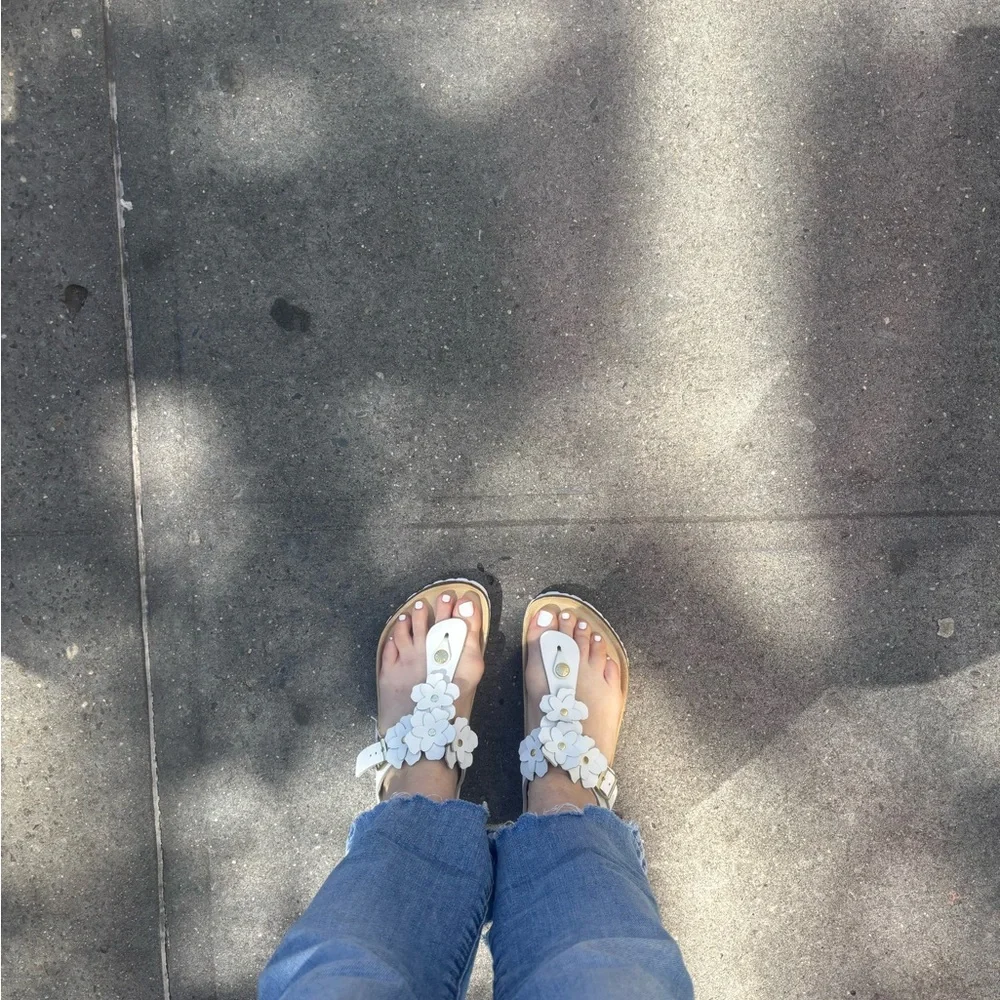 Birkenstock White Floral Sandals Size 9 - Picture 2 of 4